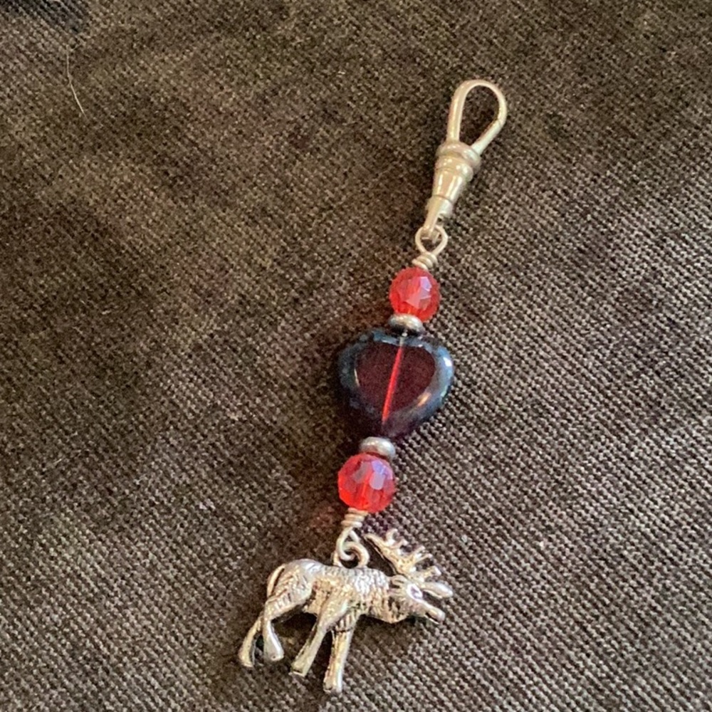 Moose with heart zipper pull